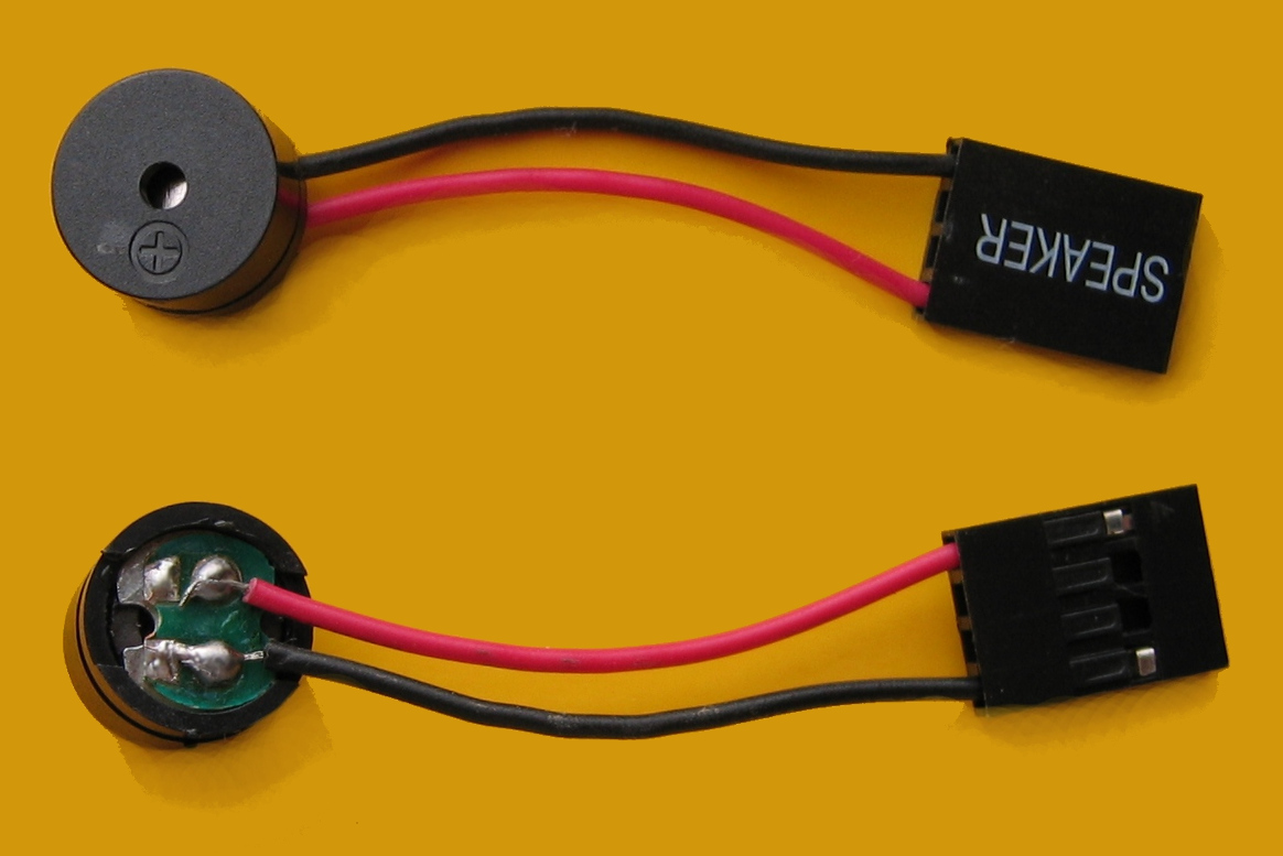 Un PC speaker piezoeléctrico de 4 pines con 2 cables de conexión