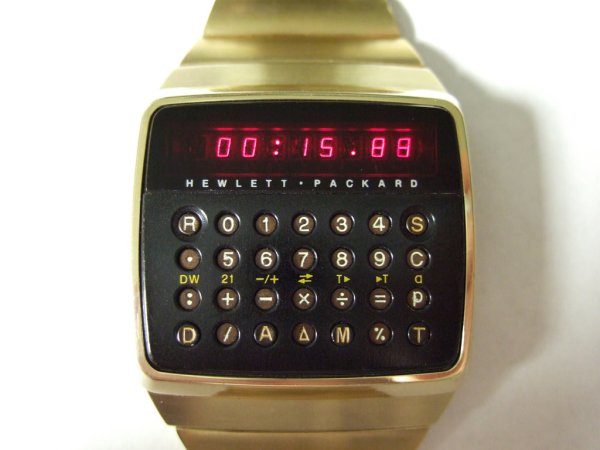 La empresa HP lanza su reloj calculadora algebraica HP-01 que se ajustaba en la muñeca