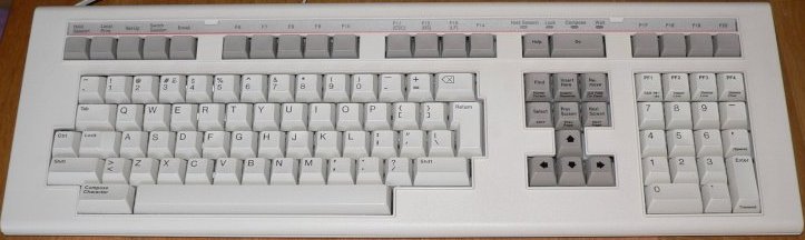 Teclado LK201 de 1982 que popularizó la distribución en T invertida de las teclas de direcciones.