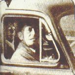 En el asiento trasero del auto es posible ver una anciana ya fallecida