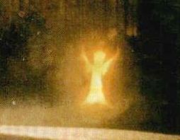 En la imagen se aprecia un ser luminoso que tiene extendidas sus manos o alas