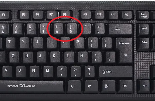 Las teclas de paréntesis en un teclado en español.