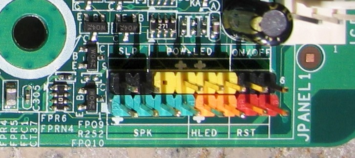 Un conector de pc speaker de 4 pines marcados con la etiqueta SPK en una placa madre.
