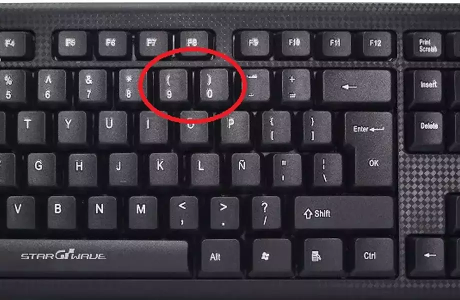 ¿Cómo se escriben los paréntesis con el teclado?