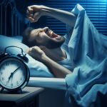 Despertarse antes de la alarma: lo que revela tu mente, según la psicología