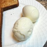 Waarom zijn hardgekookte eieren zo moeilijk te pellen (en hoe je ze te slim af kunt zijn)