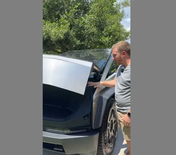 Video: casi se arranca un dedo probando el nuevo auto Tesla