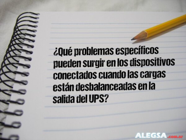 ¿Qué problemas específicos pueden surgir en los dispositivos conectados cuando las cargas están desbalanceadas en la salida del UPS?