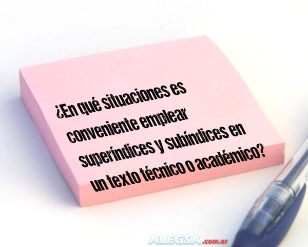 ¿En qué situaciones es conveniente emplear superíndices y subíndices en un texto técnico o académico?
