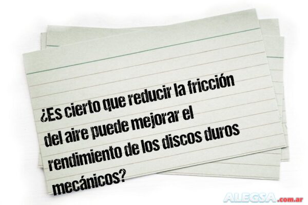 ¿Es cierto que reducir la fricción del aire puede mejorar el rendimiento de los discos duros mecánicos?