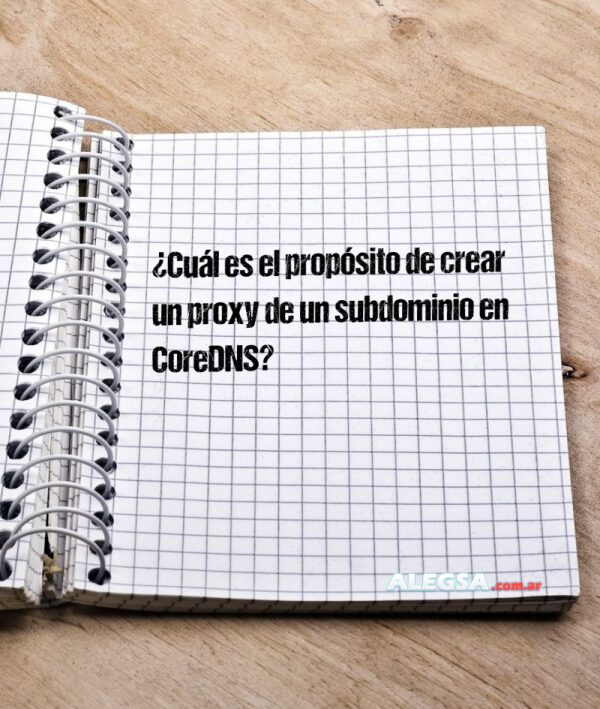 ¿Cuál es el propósito de crear un proxy de un subdominio en CoreDNS?