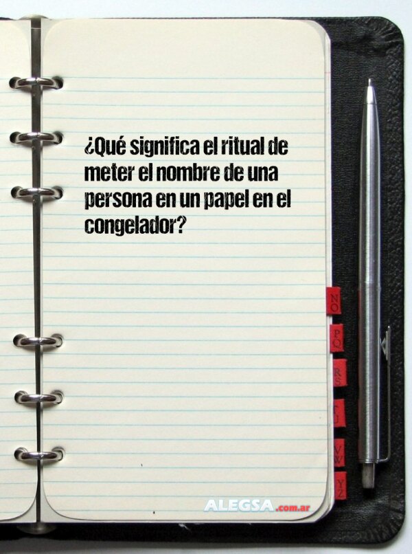 ¿Qué significa el ritual de meter el nombre de una persona en un papel en el congelador?