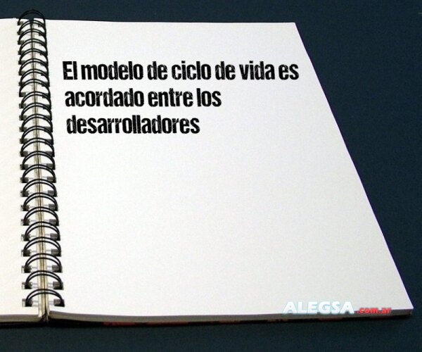 El modelo de ciclo de vida es acordado entre los desarrolladores