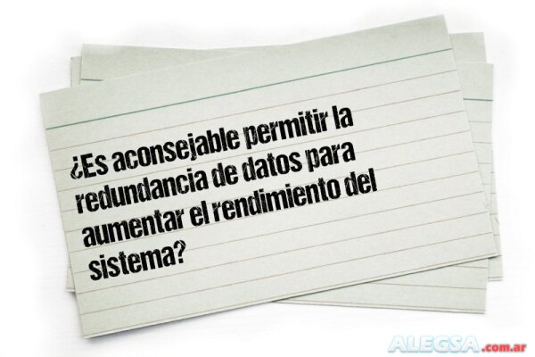 ¿Es aconsejable permitir la redundancia de datos para aumentar el rendimiento del sistema?