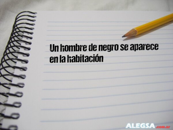 Un hombre de negro se aparece en la habitación