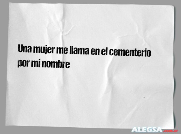 Una mujer me llama en el cementerio por mi nombre