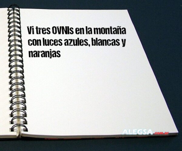 Vi tres OVNIs en la montaña con luces azules, blancas y naranjas